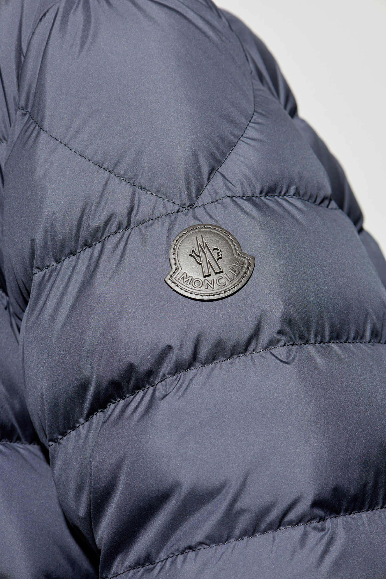 MONCLER 2025/26秋冬新作 レザーロゴ付きダウンジャケット LYCO 2025年秋冬 メンズモンクレール 定番人気＆新作ダウンをご紹介